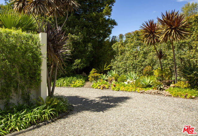526 Crocker Sperry Drive, Montecito CA: https://media.crmls.org/mediaz/3a53e96d-b664-4441-84a8-0468855bf3c8.jpg