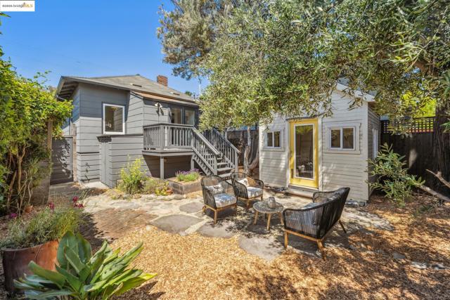 2705 Mathews St, Berkeley CA: https://media.crmls.org/mediaz/3a54e9fb-bef0-4952-a114-fec328463d8e.jpg