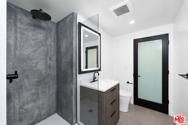 519 1/2 San Juan Avenue, Venice CA: https://media.crmls.org/mediaz/3a555388-cfd4-497e-a04a-9d968b069a2b.jpg