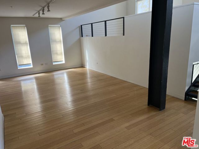 320 Indiana Avenue, Venice CA: https://media.crmls.org/mediaz/3a562f46-809c-42e6-93d5-25e741e76877.jpg