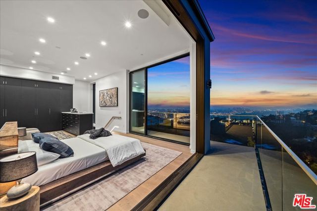 1565 Haslam Terrace, Los Angeles CA: https://media.crmls.org/mediaz/3a56996e-9d71-4ddf-af61-d8493febab02.jpg