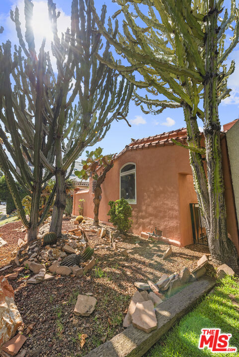 931 S Ogden Drive, Los Angeles CA: https://media.crmls.org/mediaz/3a579108-5fc1-4ca1-9c62-bbe6c287ea23.jpg