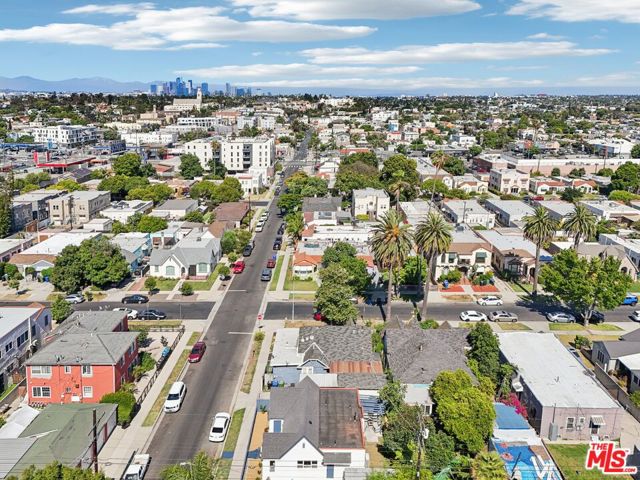 4438 W 28th Street, Los Angeles CA: https://media.crmls.org/mediaz/3a5987f6-4929-4af3-8c55-655b042cb50f.jpg