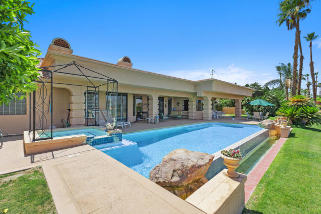 346 Crest Lake Drive, Palm Desert CA: https://media.crmls.org/mediaz/3a59a80f-6dca-4414-94a6-6282c5388ccd.jpg