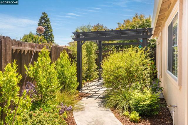 302 Columbia Cir, Benicia CA: https://media.crmls.org/mediaz/3a5b043d-22d6-4b44-a4c4-a04f8ffe96ba.jpg