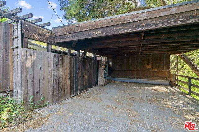 21550 Summit Trail, Topanga CA: https://media.crmls.org/mediaz/3a5bcd1d-1c8a-4214-a95d-61af3e9f9211.jpg
