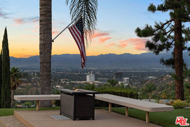 3235 Steven Drive, Encino CA: https://media.crmls.org/mediaz/3a5c0fe8-d39f-4761-9ef6-e5f5fbcf3e5f.jpg