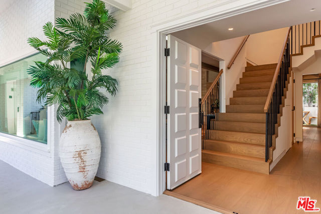 365 Norcroft Avenue, Los Angeles CA: https://media.crmls.org/mediaz/3a5c65d9-a6cb-49e2-a9e8-96f4f0266e8d.jpg