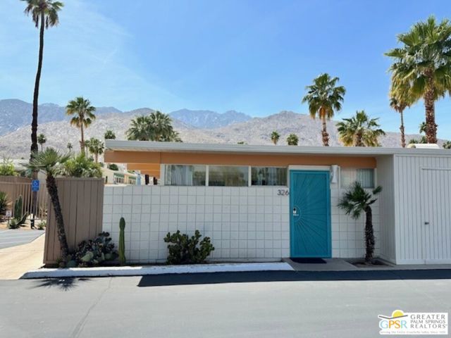 1111 E Palm Canyon Drive, Palm Springs CA: https://media.crmls.org/mediaz/3a5f53d9-859e-4575-915f-a78a6687dc77.jpg