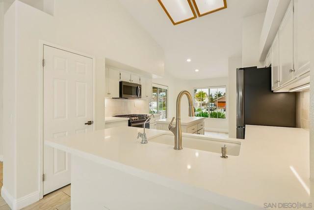 329 Del Flora St, Oceanside CA: https://media.crmls.org/mediaz/3a5fcc9c-c9bf-4ad6-b5c5-71957c8e9953.jpg