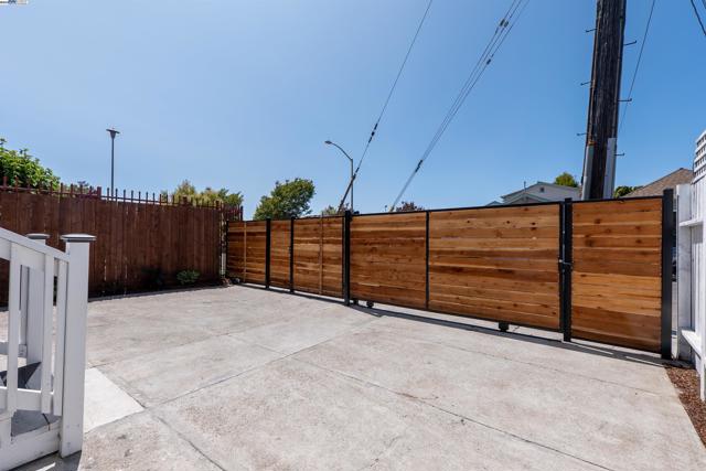 1276 64Th Ave, Oakland CA: https://media.crmls.org/mediaz/3a5fe7ae-e4b0-4ceb-8dce-6ec729f4ad40.jpg