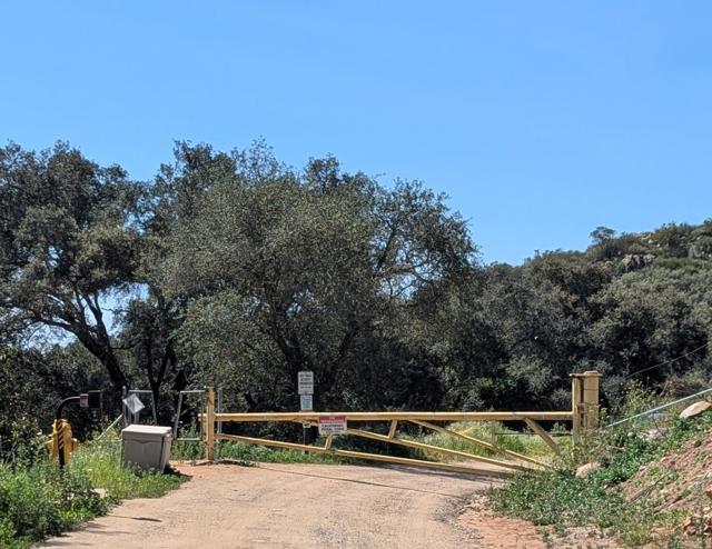 Detail Gallery Image 2 of 45 For 3333 Suncrest Bld, El Cajon,  CA 92021 - 5 Beds | 2 Baths