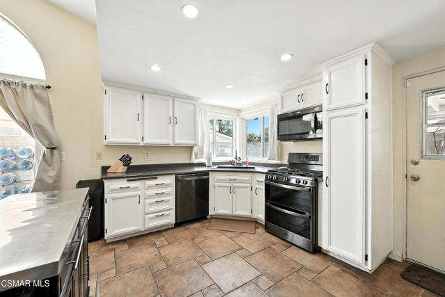 241 Cottonwood Lane, Fillmore CA: https://media.crmls.org/mediaz/3a62d573-3eda-4dc6-85cc-d494c427a007.jpg