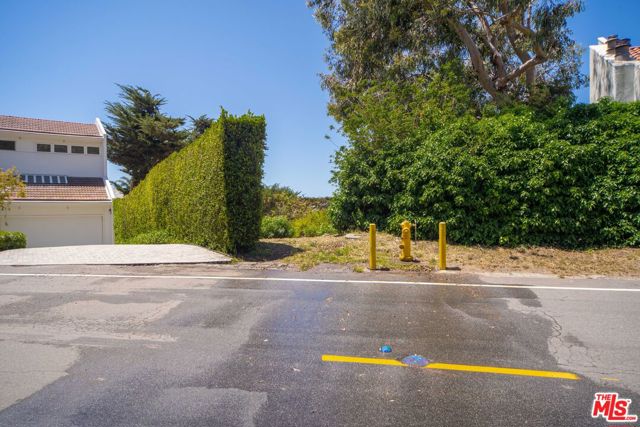 31826 Broad Beach Road, Malibu CA: https://media.crmls.org/mediaz/3a6423ab-52ca-4b75-9fe0-0b9197b912fe.jpg