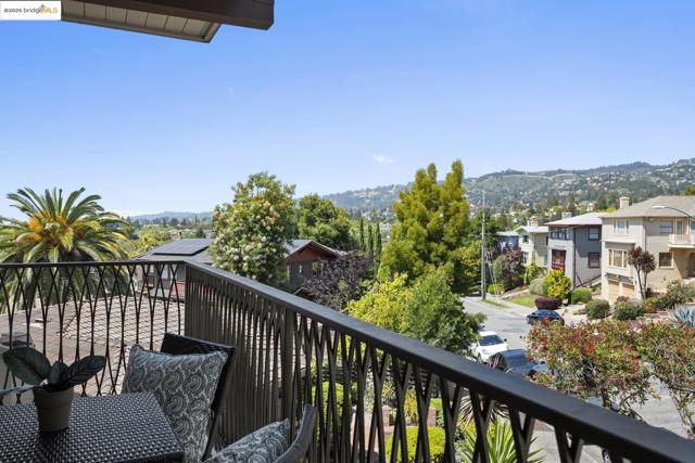 5405 Carlton St, Oakland CA: https://media.crmls.org/mediaz/3a64cc47-a5f8-42b1-8403-7ae1d69b1cb3.jpg