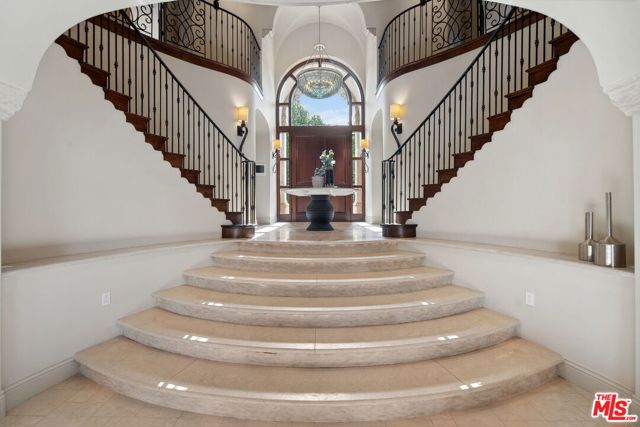 6882 Arizona Avenue, Los Angeles CA: https://media.crmls.org/mediaz/3a6572d0-c575-4a3b-9a51-2d2cbcced954.jpg