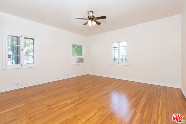 181 S Sycamore Avenue, Los Angeles CA: https://media.crmls.org/mediaz/3a65fd7c-c299-43db-b6e9-d4a7972b3a6f.jpg