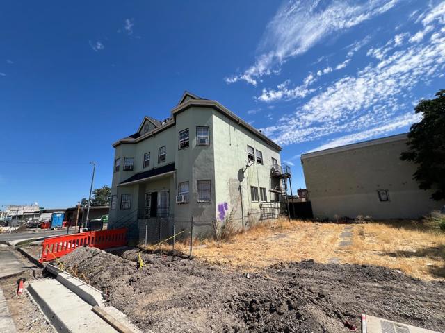 144 N Grant Street, Stockton CA: https://media.crmls.org/mediaz/3a66a4d5-d99a-40dd-bade-d52241cdf005.jpg