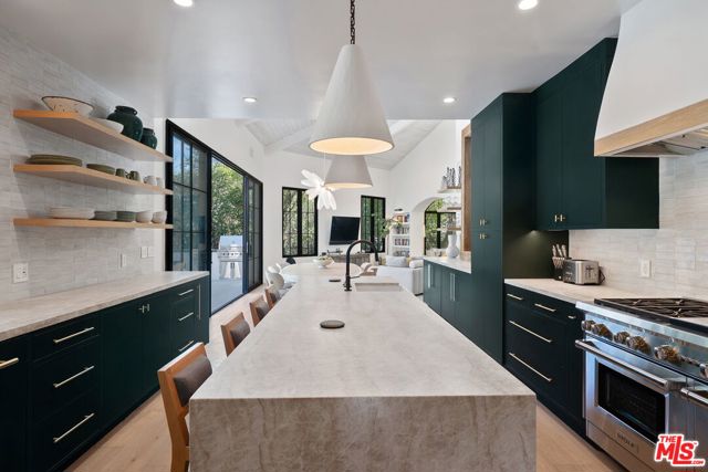 7651 Willow Glen Road, Los Angeles CA: https://media.crmls.org/mediaz/3a671dac-9e35-4bcc-bb00-d0ba1de3959d.jpg
