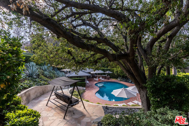 3818 Hollyline Avenue, Sherman Oaks CA: https://media.crmls.org/mediaz/3a681b69-bf27-4c18-a750-4d6d590d2a44.jpg