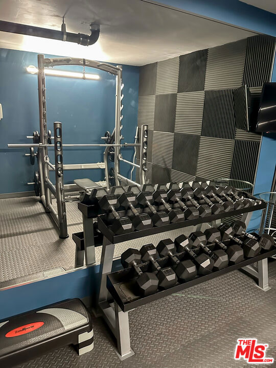 910 19th Street, Santa Monica CA: https://media.crmls.org/mediaz/3a68879e-bf3d-4284-9918-846cc1dc7a58.jpg