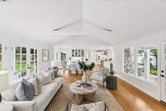 55 Cora Ct, Walnut Creek CA: https://media.crmls.org/mediaz/3a6899d6-6bd4-46a5-86d5-00c60cea4701.jpg