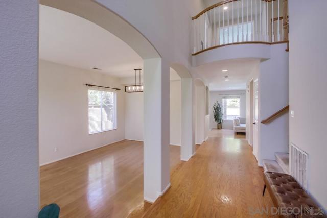 11523 Sun Ray Ct, San Diego CA: https://media.crmls.org/mediaz/3a68a9a3-0190-42c4-91e9-6d2d699e15d9.jpg