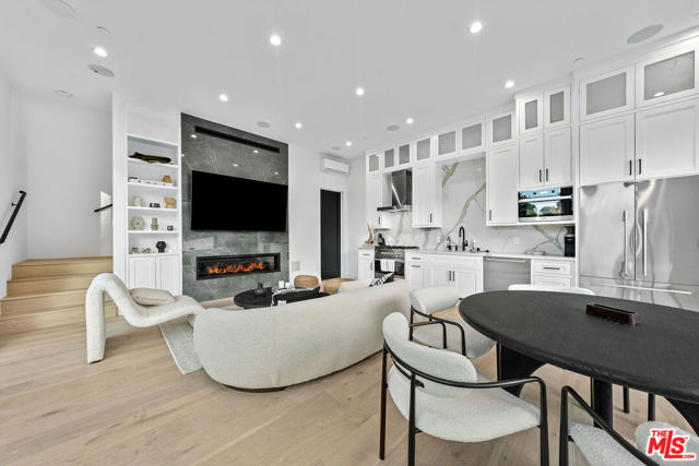 3140 Coldwater Canyon, Studio City CA: https://media.crmls.org/mediaz/3a68de3a-5689-4d14-8788-b55d4425923e.jpg
