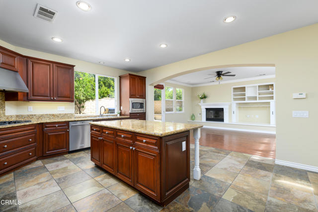 167 Bellafonte Court, Camarillo CA: https://media.crmls.org/mediaz/3a692941-4e5c-4ddf-97c5-52f59b510149.jpg