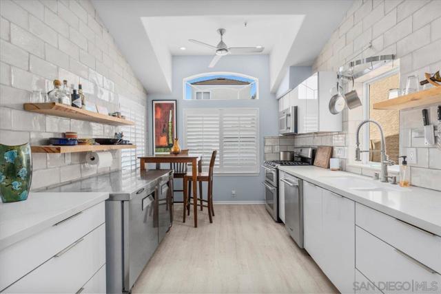 700 Lido Park Dr, Newport Beach CA: https://media.crmls.org/mediaz/3a698312-a343-4f33-9a34-cccef86e7835.jpg