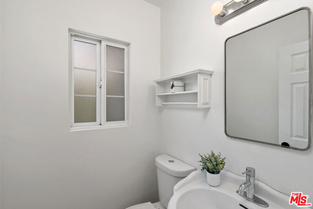 5159 Sophia Avenue, Encino CA: https://media.crmls.org/mediaz/3a6a888f-6da1-4d2f-a750-11bdd0058908.jpg