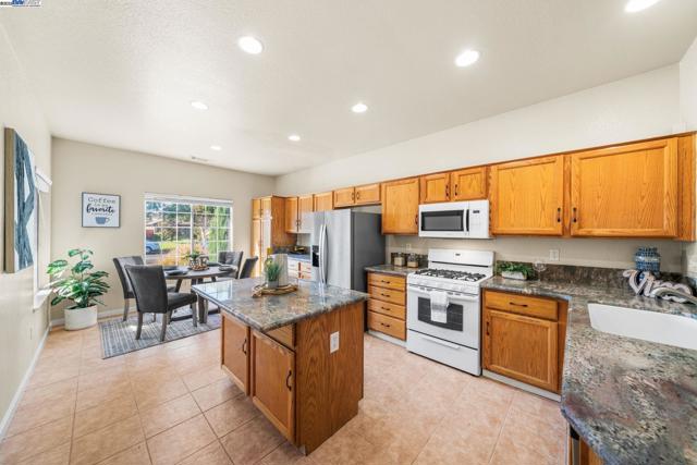 1983 Cork Oak Ln, Manteca CA: https://media.crmls.org/mediaz/3a6a8e97-a476-49c8-afb3-06b116c90431.jpg