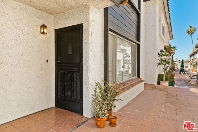 14332 Dickens Street, Sherman Oaks, California 91423, 2 Bedrooms Bedrooms, ,3 BathroomsBathrooms,Townhouse,For Sale,Dickens,24402457