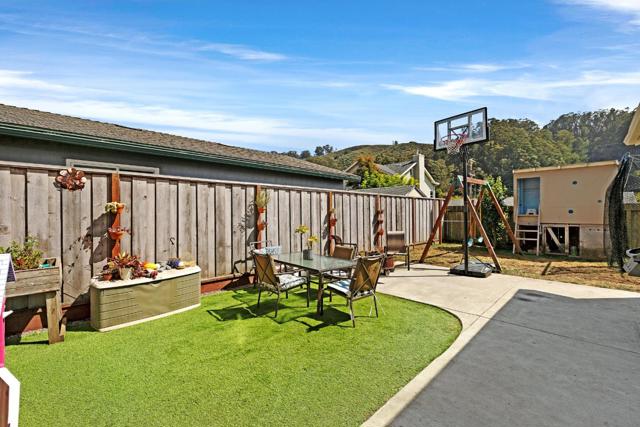 1324 Linda Mar Boulevard, Pacifica CA: https://media.crmls.org/mediaz/3a6b1c3e-9f46-44ad-aa36-40c8b2f02ef8.jpg