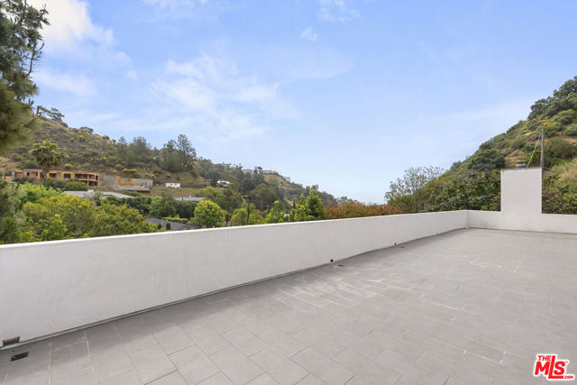 1739 San Ysidro Drive, Beverly Hills CA: https://media.crmls.org/mediaz/3a6b3509-41d8-4194-84be-90472ad9ecf6.jpg