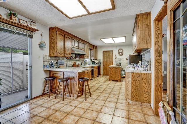 664 Berry Ave, Hayward CA: https://media.crmls.org/mediaz/3a6b7243-2146-4b73-8f0f-22c9956bef3c.jpg