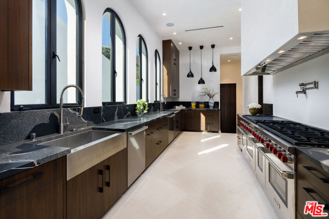 10697 Somma Way, Los Angeles CA: https://media.crmls.org/mediaz/3a6b73a4-e2a2-498f-87cb-ec0b75009830.jpg