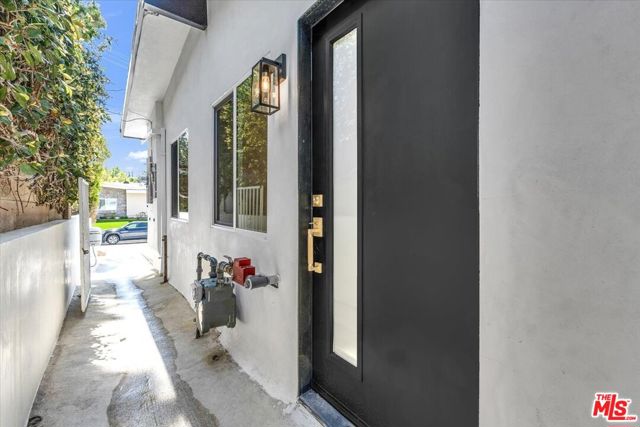 5561 1/2 El Canon Avenue, Woodland Hills CA: https://media.crmls.org/mediaz/3a6c940c-4a29-4ab8-83cc-74dc98450b3a.jpg