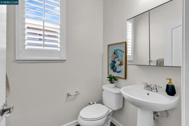 6983 Alamo Creek Trl, Dublin CA: https://media.crmls.org/mediaz/3a6d6f32-b961-4e8c-bd21-30783c0f59e2.jpg