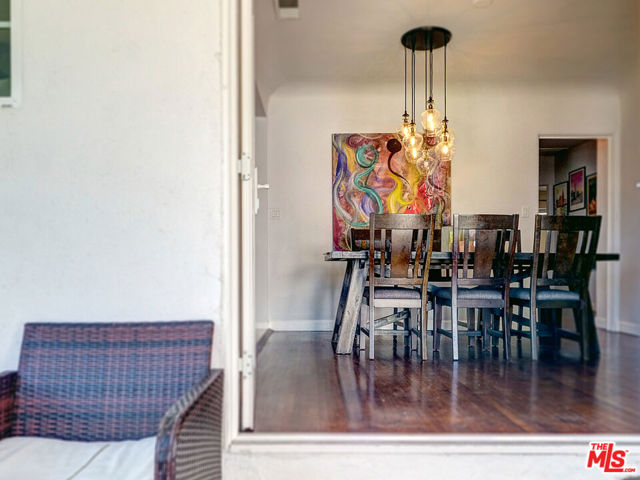 1019 S Rimpau Boulevard, Los Angeles CA: https://media.crmls.org/mediaz/3a6d70a6-d517-4fb7-aa25-45749b486d07.jpg