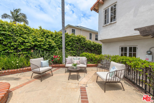 475 S Rodeo Drive, Beverly Hills CA: https://media.crmls.org/mediaz/3a6e16df-83f0-4c54-aadc-f54e32710565.jpg