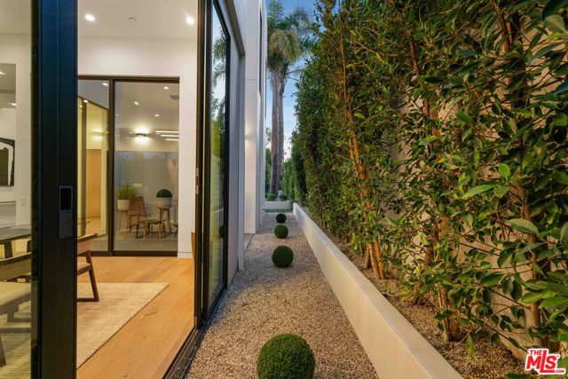 832 N Sierra Bonita Avenue, Los Angeles CA: https://media.crmls.org/mediaz/3a6e2021-6163-46c6-a030-32b5d390ef05.jpg