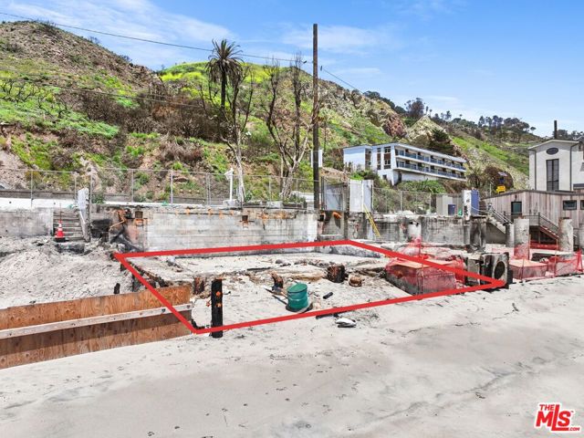 20802 Pacific Coast Highway, Malibu CA: https://media.crmls.org/mediaz/3a6ec0ff-3753-4a49-9b0a-490304790431.jpg