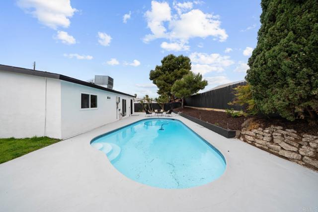 5243 Tara Place, San Diego CA: https://media.crmls.org/mediaz/3a6f06db-a16e-4f00-a092-5548e5c37572.jpg