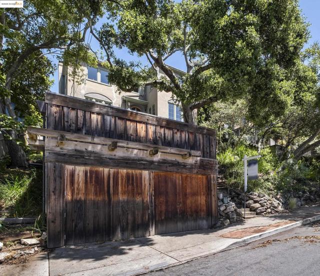 1001 Cragmont Ave, Berkeley CA: https://media.crmls.org/mediaz/3a703885-b7ba-41bb-883e-f03c5918f7d4.jpg