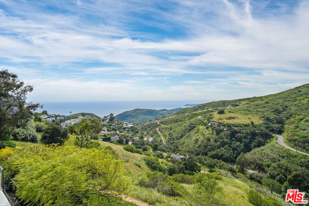 https://media.crmls.org/mediaz/3a70a6f9-a0f9-4de0-8485-dc4d9387797d.jpg?preset=X-Large