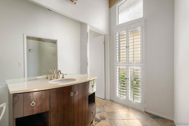 2544 Navarra Rd, Carlsbad CA: https://media.crmls.org/mediaz/3a71230d-983e-45a7-884e-6a862ace6745.jpg
