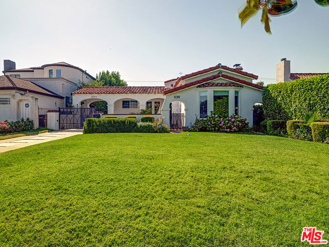 1019 S Rimpau Boulevard, Los Angeles CA: https://media.crmls.org/mediaz/3a72433d-d5d8-4a43-bc54-bbfcceedf309.jpg