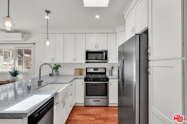 1709 Buckingham Road, Los Angeles CA: https://media.crmls.org/mediaz/3a7255f2-da1f-46e9-8b2e-80572c6aa2fe.jpg