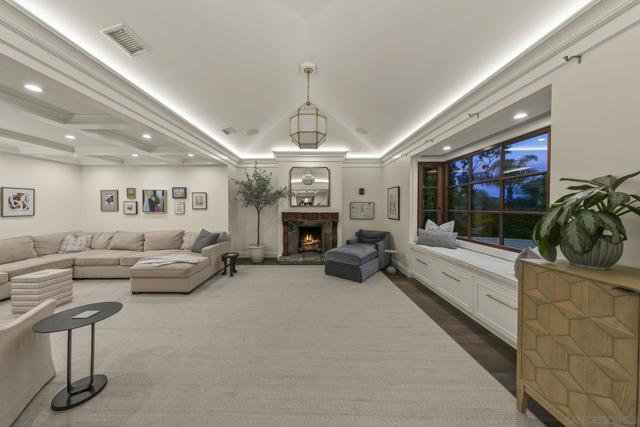 6404 La Jolla Scenic Drive S, La Jolla CA: https://media.crmls.org/mediaz/3a7322df-e3bc-4796-8f6d-f7d65edfedf9.jpg